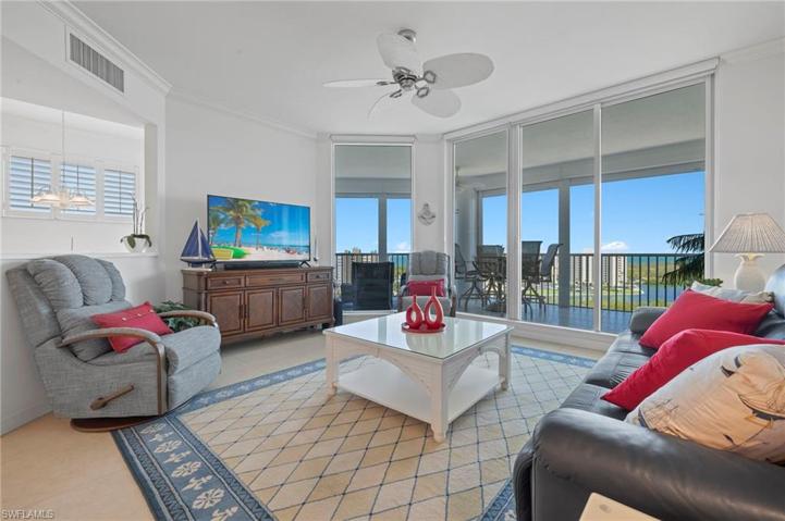 Open floorplan w/ views from living room