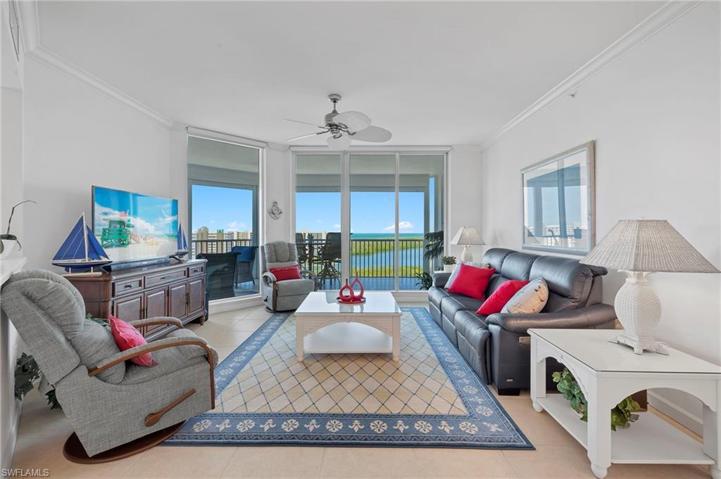 Open floorplan w/ views from living room