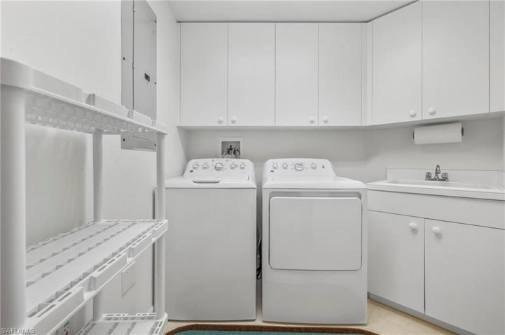 Spacious laundry room w/ utility sink