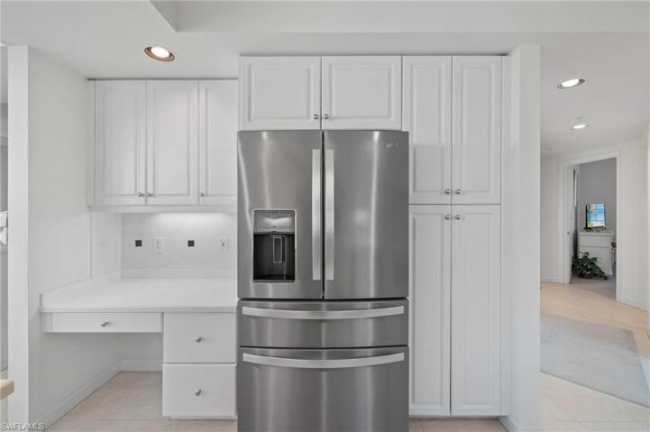 Immaculate kitchen w/ tons of cabinet space