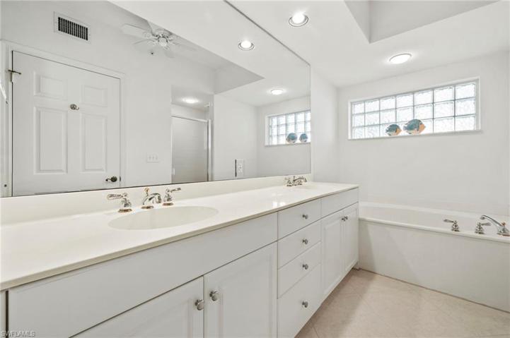 Owners private bathroom w/soaking tub & walk-in shower