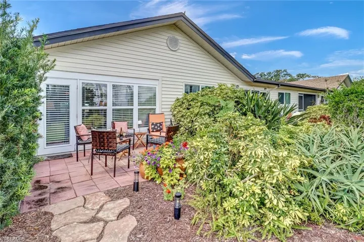 1075  Pine Isle  LN, Naples, FL 34112