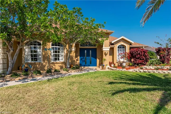 View of front of home featuring a front yard and stucco siding