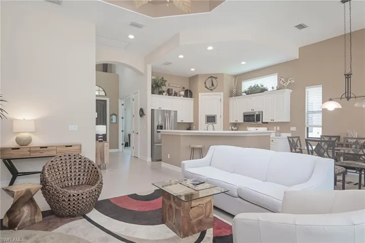 Living room with a towering ceiling