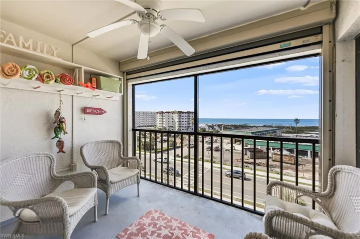 Sunroom with ceiling fan