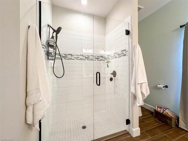 Frameless Shower w/ Matte Black accents