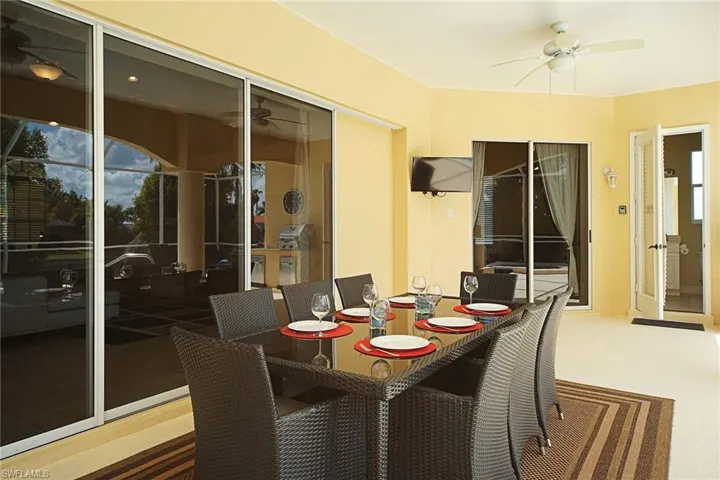 Sunroom / solarium with ceiling fan