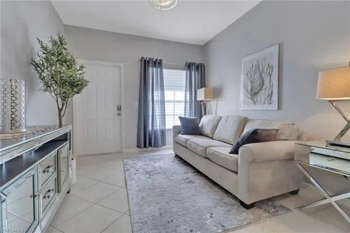 3289  Lindsey  LN, Naples, FL 34109
