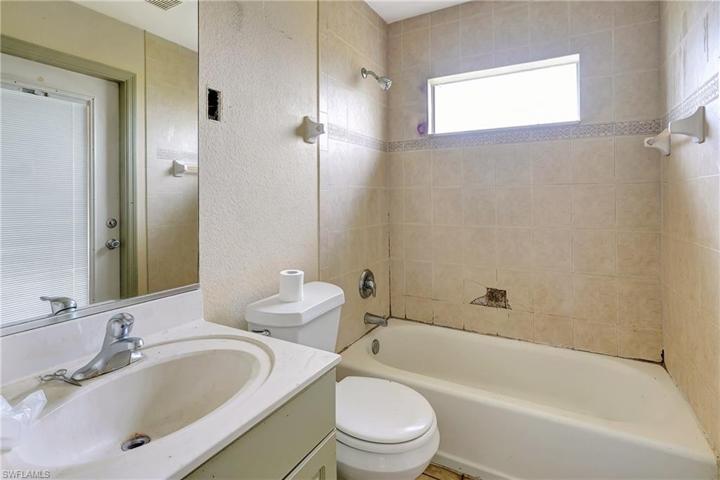 1726 NE 17th TER, CAPE CORAL FL 33909