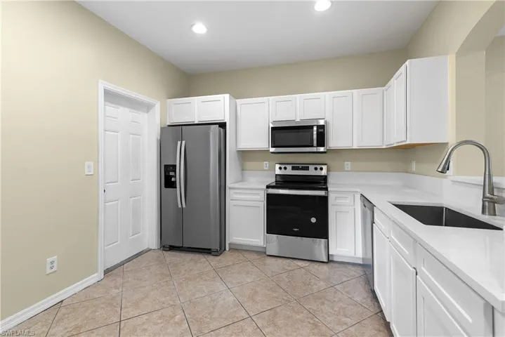 9555  Roundstone  CIR, Fort Myers, FL 33967