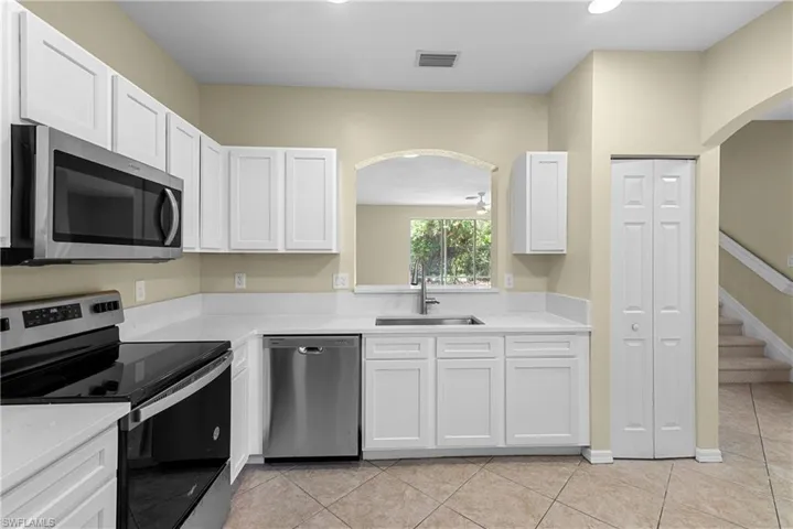 9555  Roundstone  CIR, Fort Myers, FL 33967