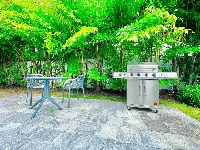 3155  Karen  DR, Naples, FL 34112