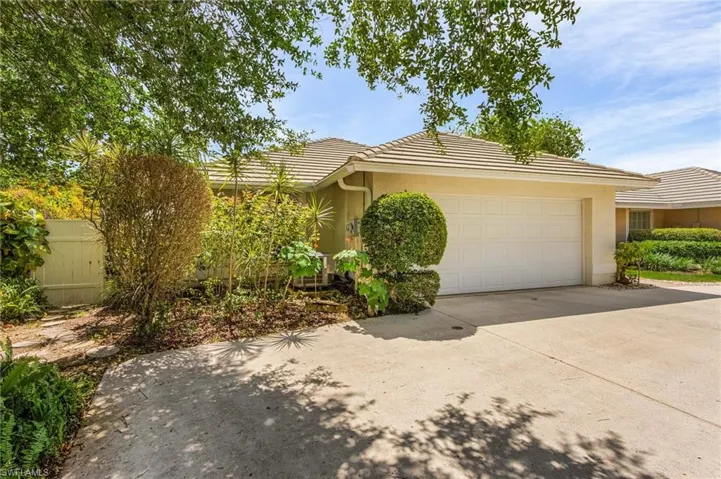 80  Fountain  CIR, Naples, FL 34119