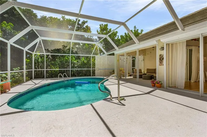 80  Fountain  CIR, Naples, FL 34119