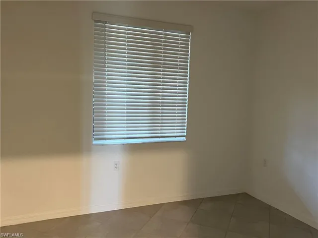 Tiled empty room with baseboards