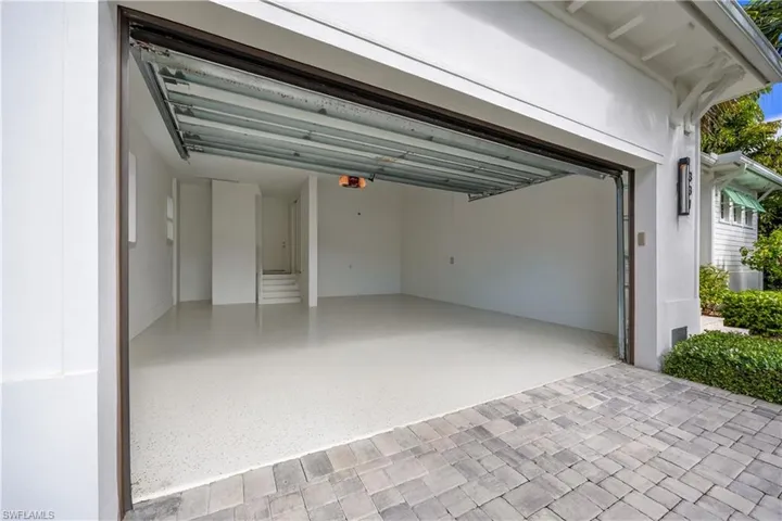 The garage has been photoshopped.  It has shelves and counters