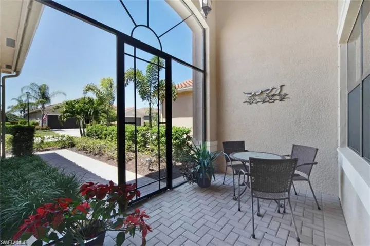 Large screened in entryway