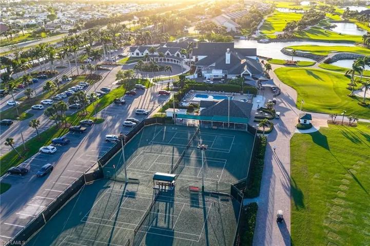 Bird's eye view featuring a residential view and golf course view