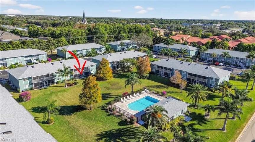 Bird's eye view of a pool and apartment complex