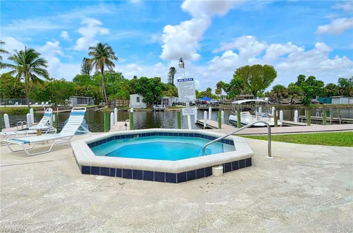 16  Sonderhen  DR, Naples, FL 34114