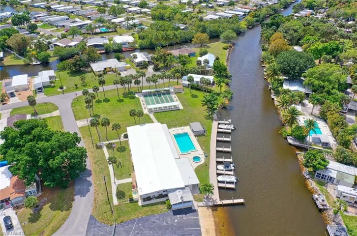 16  Sonderhen  DR, Naples, FL 34114