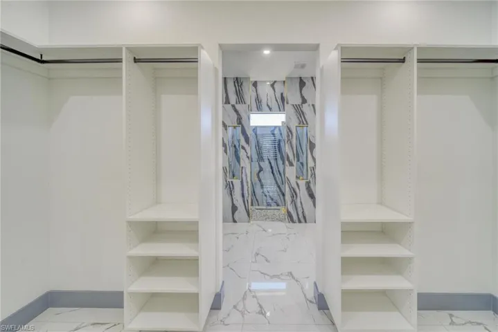 Walking Closet master bedroom
