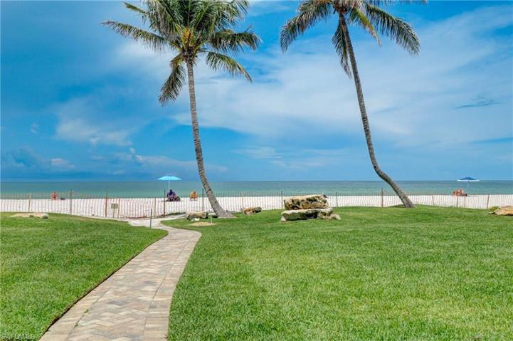 Seagate Beach Club - walkable to the stunning Naples Beach