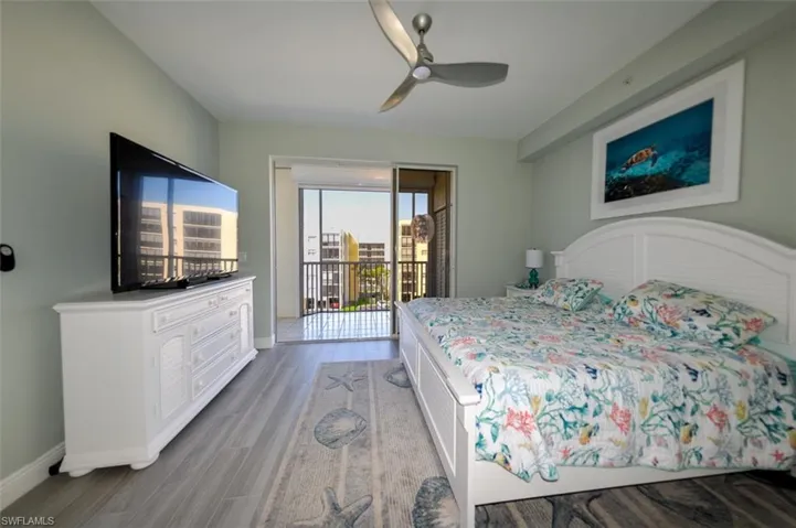 OWNER'S SUITE W/DIRECT LANAI ACCESS. MODERN CEILING FAN W/LIGHT.