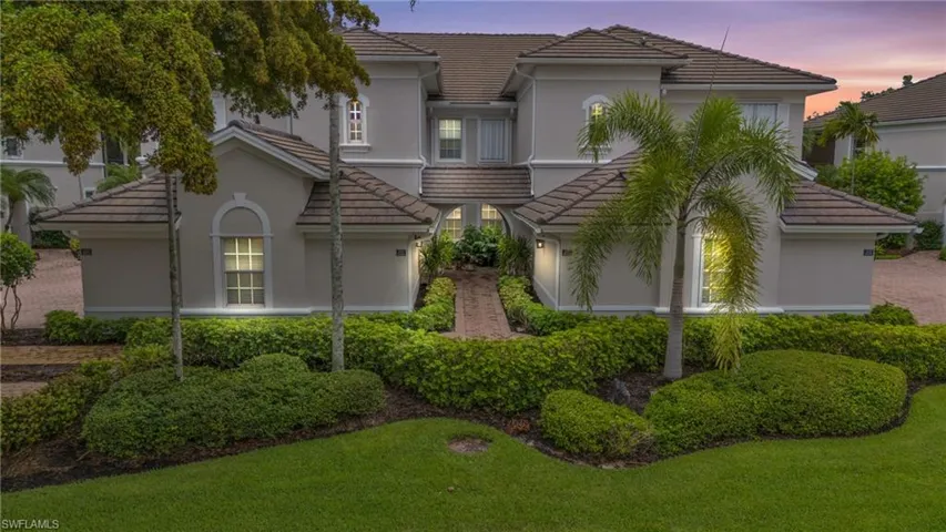 View of front facade featuring a lawn