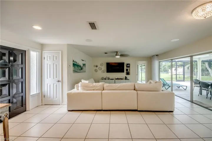 4424 SE 11th  PL, Cape Coral, FL 33904