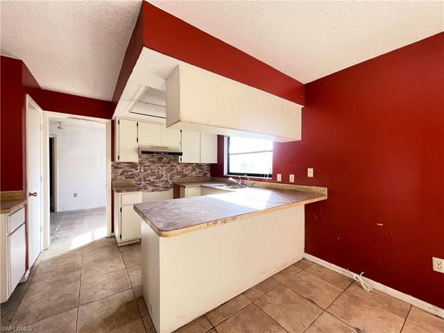 Breakfast bar area off the family room