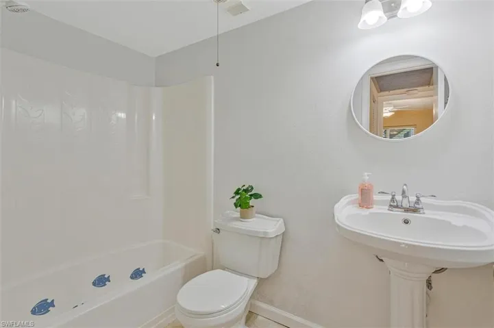 Guest bath with tub and shower combination