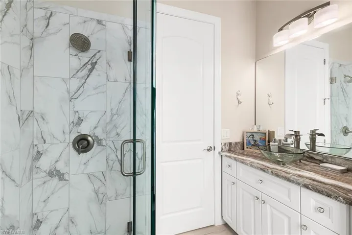 Guest bathroom (2)