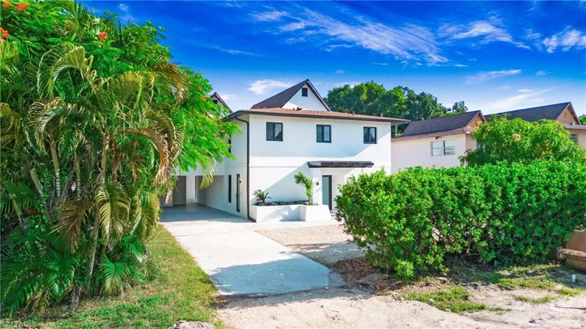 View of front of property featuring stucco siding and driveway