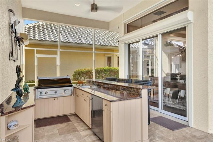 Gorgeous fully equipped outdoor kitchen!