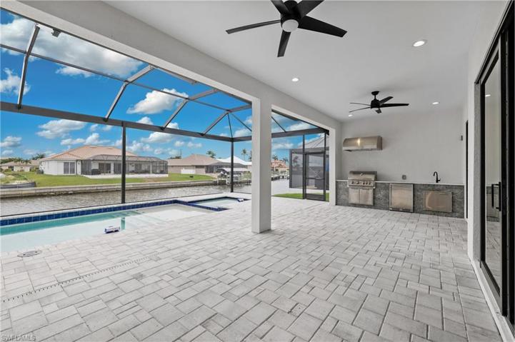 Huge covered under truss lanai