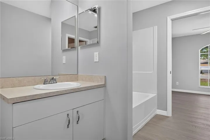 Minor bath with full tub and shower