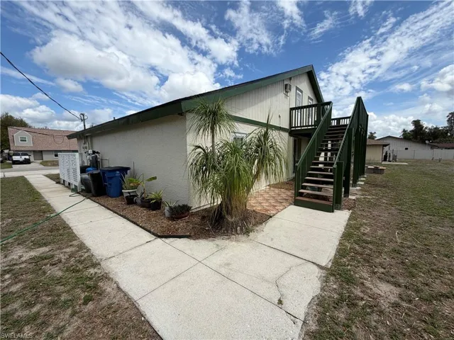 steps leading up to 2nd floor deck