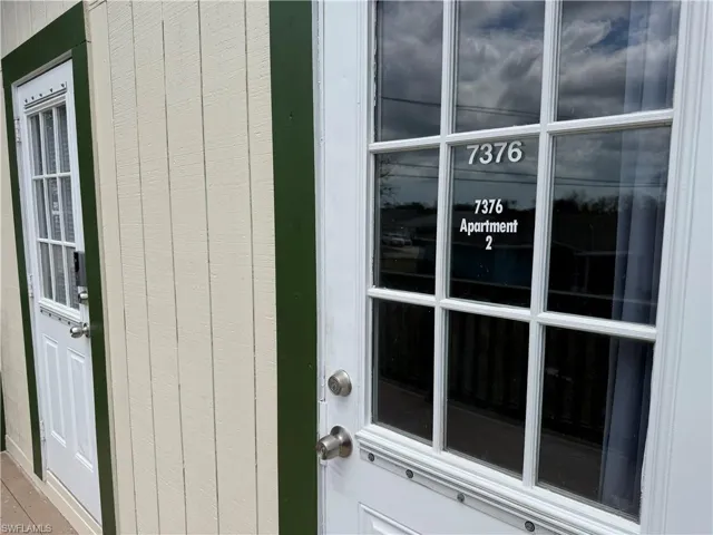 entrance to optional upstairs apartment