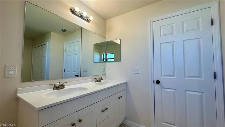 1105 Ne 6th Pl, Cape Coral, Florida 33909