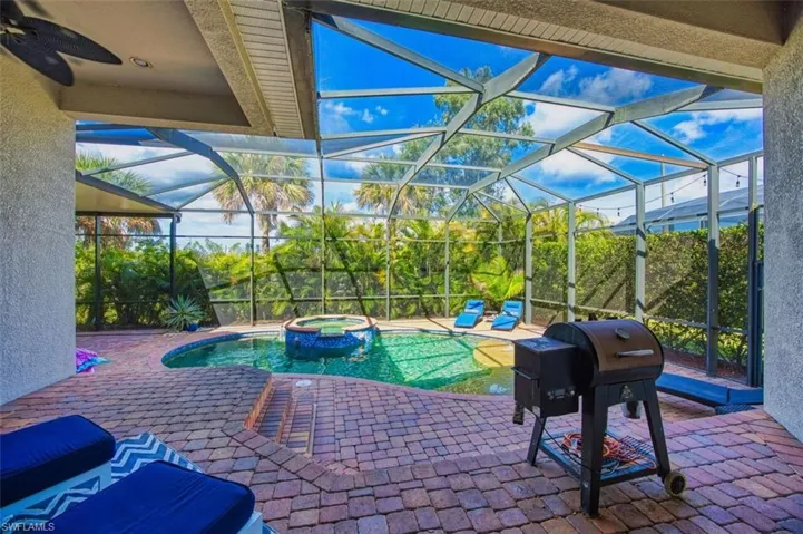 16018 Thorn Wood Dr, Fort Myers, Florida 33908