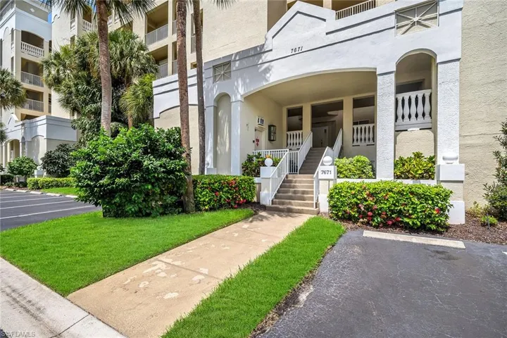 7671 Pebble Creek Cir 105, Naples, Florida 34108