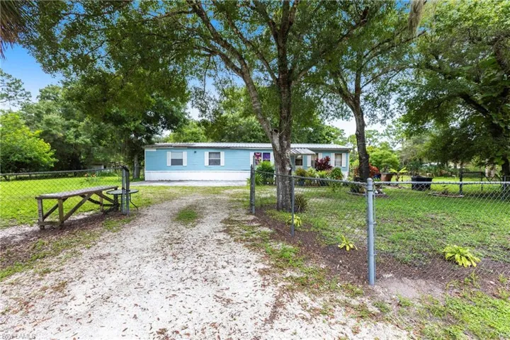 Manufactured / mobile home with driveway