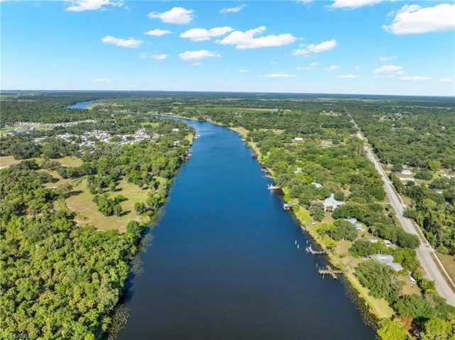 The Caloosahatchee River is the intracoastal waterway connecting the east and west coast.  This property is located within walking distance.