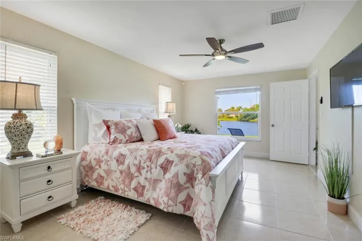 4650  Chippendale  DR, Naples, FL 34112