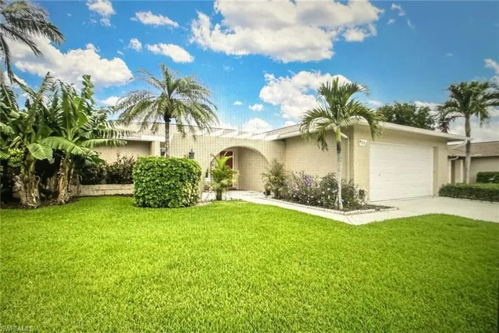 4650  Chippendale  DR, Naples, FL 34112