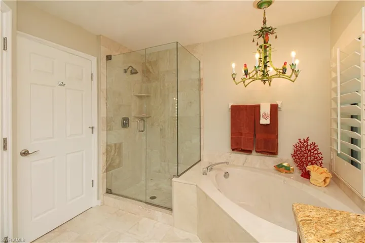 172  Vintage  CIR, Naples, FL 34119