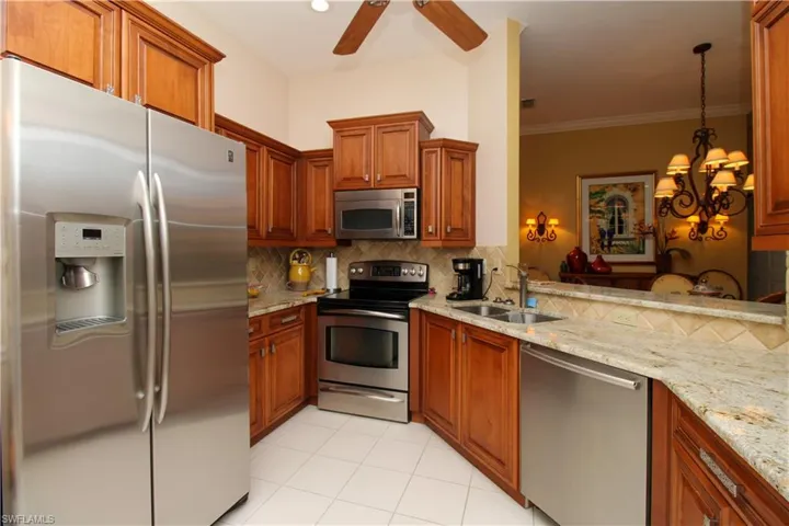 172  Vintage  CIR, Naples, FL 34119