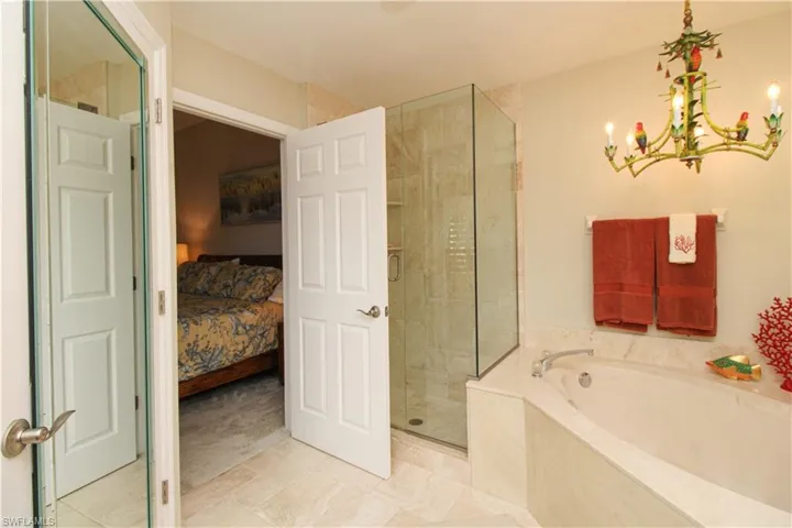 172  Vintage  CIR, Naples, FL 34119