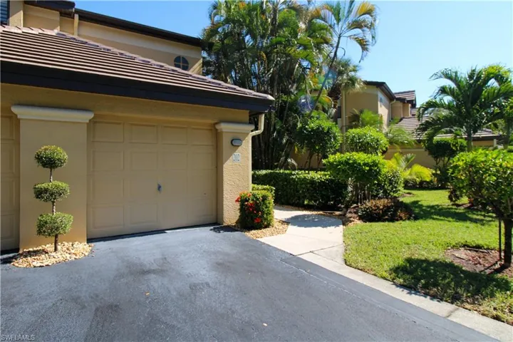 172  Vintage  CIR, Naples, FL 34119